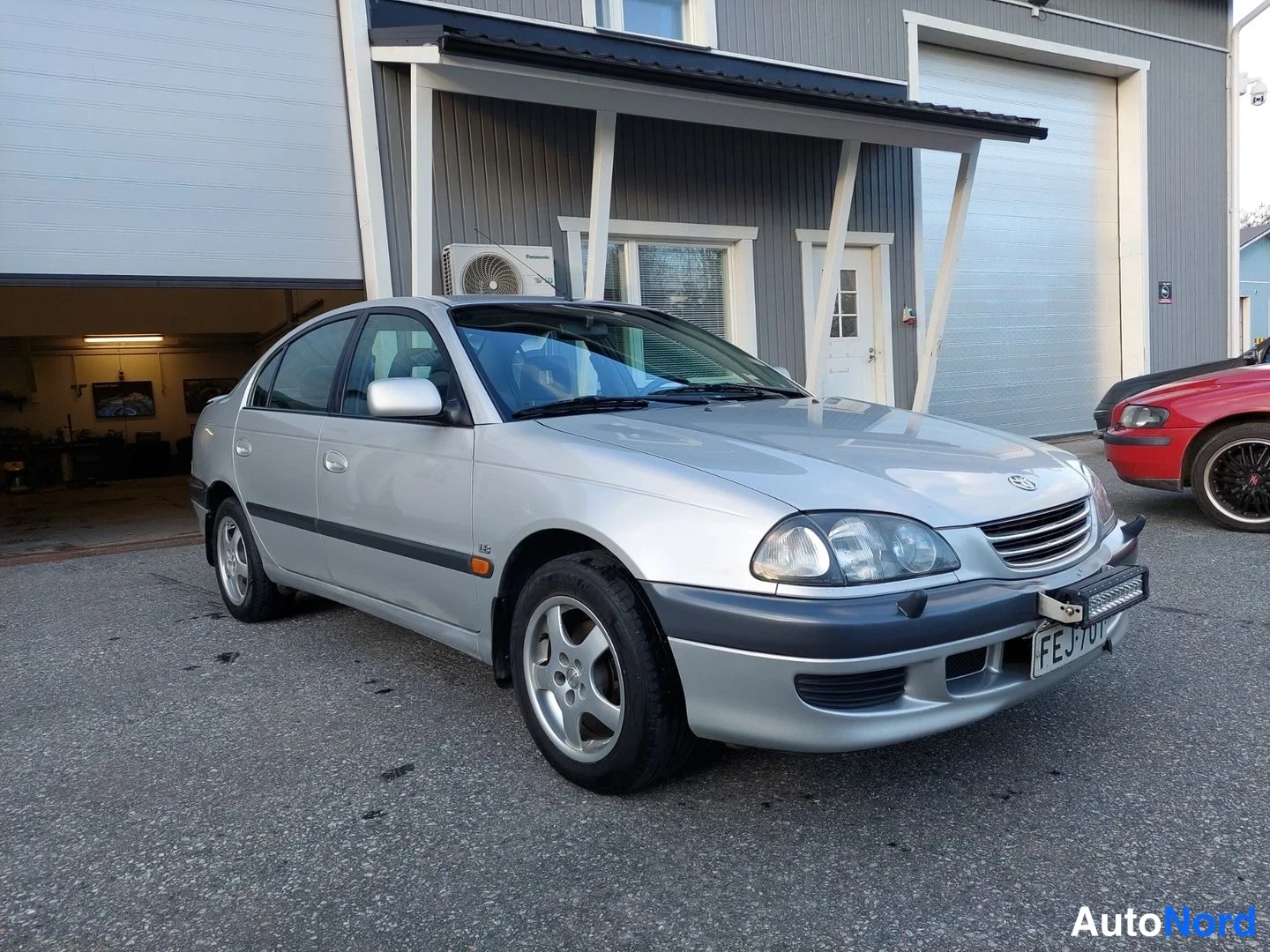 Silver Toyota Avensis 2000, front three-quarter, nose to the right, photo 2