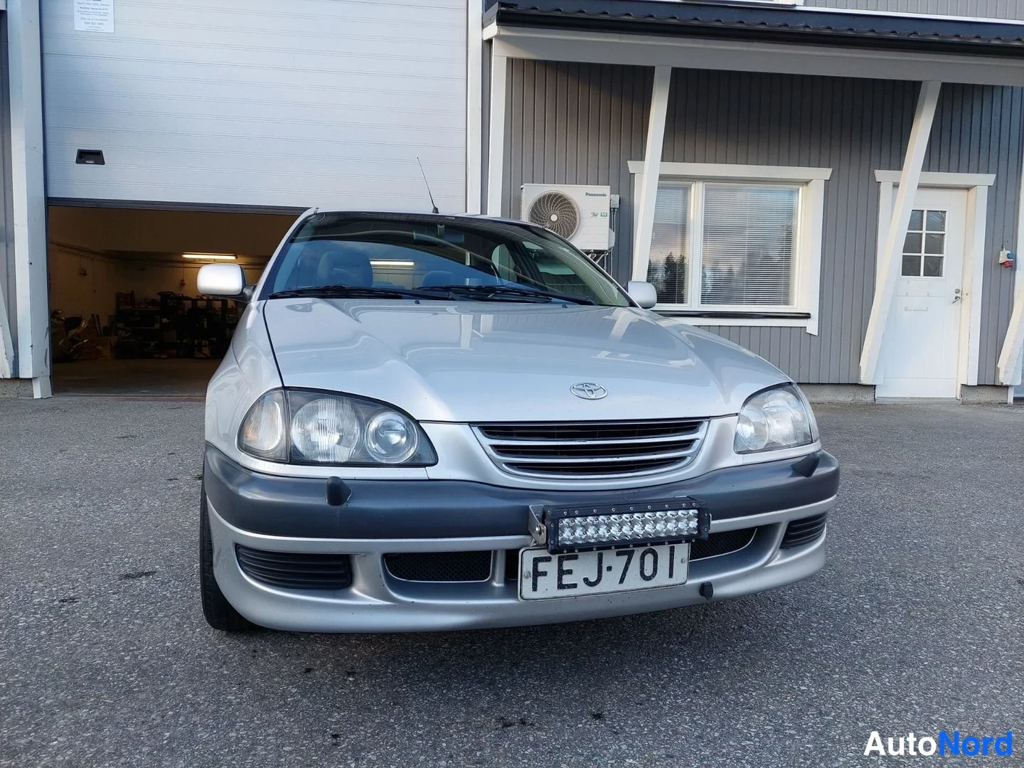 Silver Toyota Avensis 2000, front, photo 4