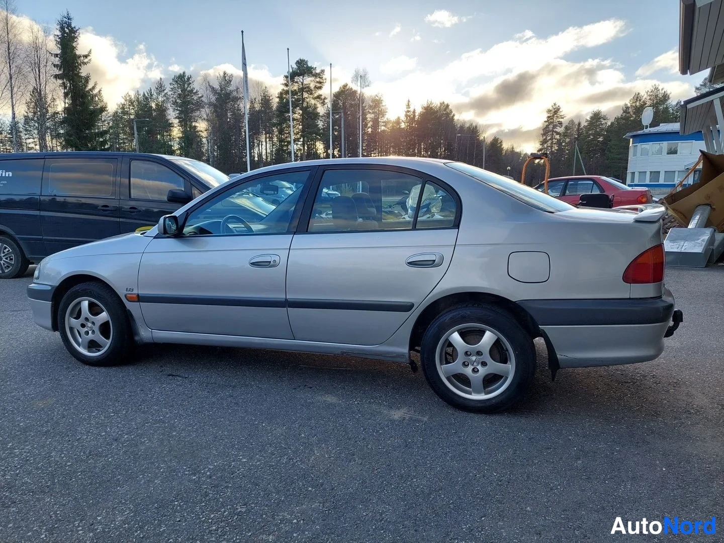 Silver Toyota Avensis 2000, rear three-quarter, photo 10