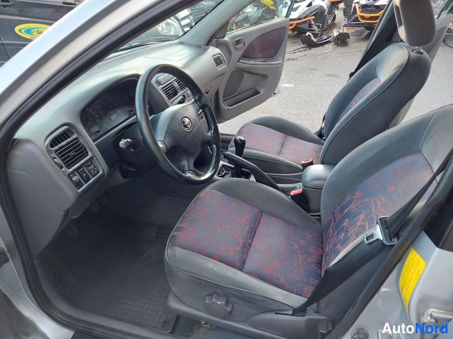 Silver Toyota Avensis 2000, front seats, photo 16