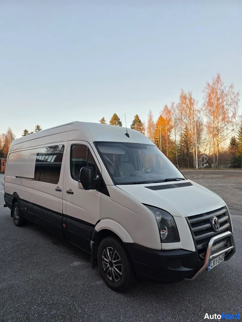 Vit Volkswagen Crafter 2006, snett framifrån, fronten åt höger, bild 2