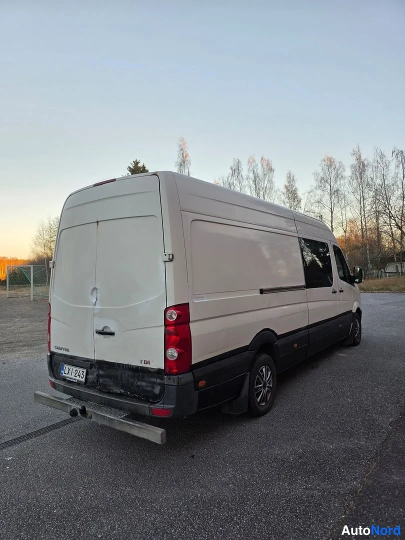 Vit Volkswagen Crafter 2006, snett bakifrån, bild 4