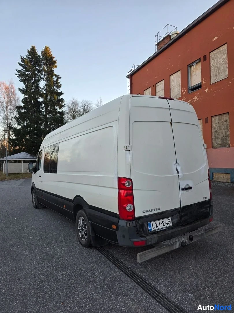 Vit Volkswagen Crafter 2006, snett bakifrån, bild 3