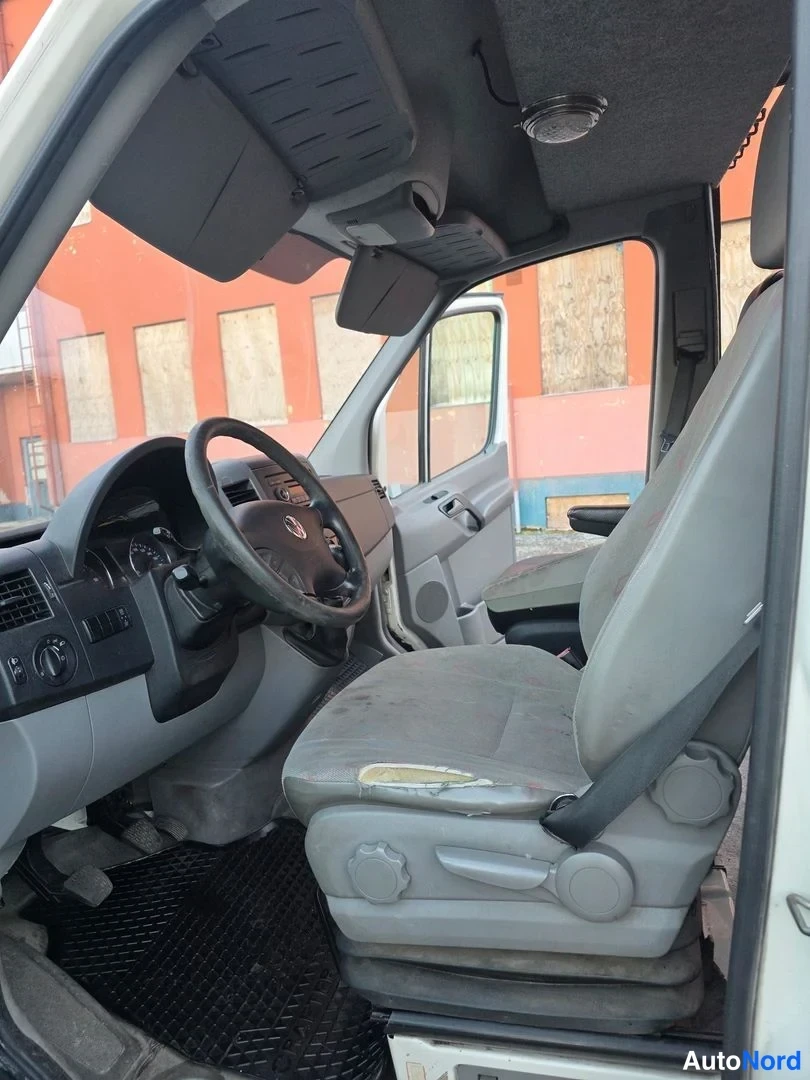 Vit Volkswagen Crafter 2006, förarplats, bild 5
