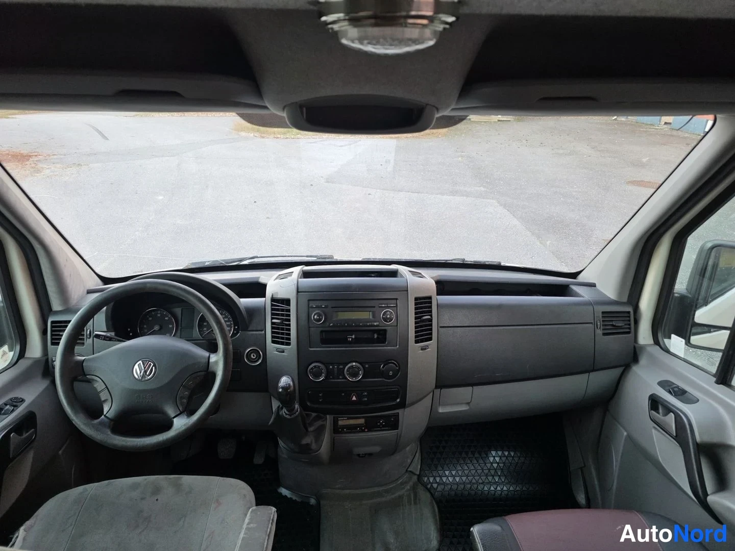 Vit Volkswagen Crafter 2006, förarplats, bild 7