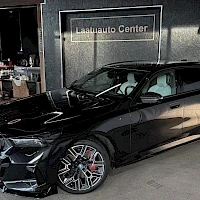 Musta BMW i5 2024, etuviisto, keula vasemmalle, kuva 2