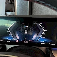 Musta BMW i5 2024, ohjaamo, kuva 7