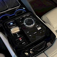 Musta BMW i5 2024, ohjaamo, kuva 8