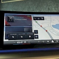 Musta BMW i5 2024, yksityiskohta, kuva 13