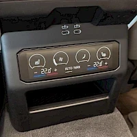 Musta BMW i5 2024, yksityiskohta, kuva 15