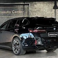 Musta BMW i5 2024, takaviisto, kuva 4