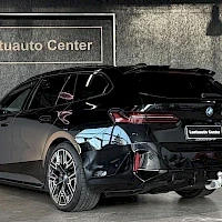 Musta BMW i5 2024, takaviisto, kuva 5