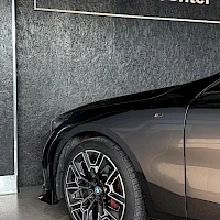 Musta BMW i5 2024, yksityiskohta, kuva 11