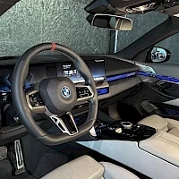 Musta BMW i5 2024, ohjaamo, kuva 6