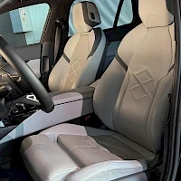 Musta BMW i5 2024, etuistuimet, kuva 9