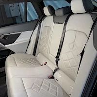 Musta BMW i5 2024, takaistuimet, kuva 10
