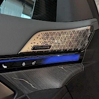 Musta BMW i5 2024, yksityiskohta, kuva 12