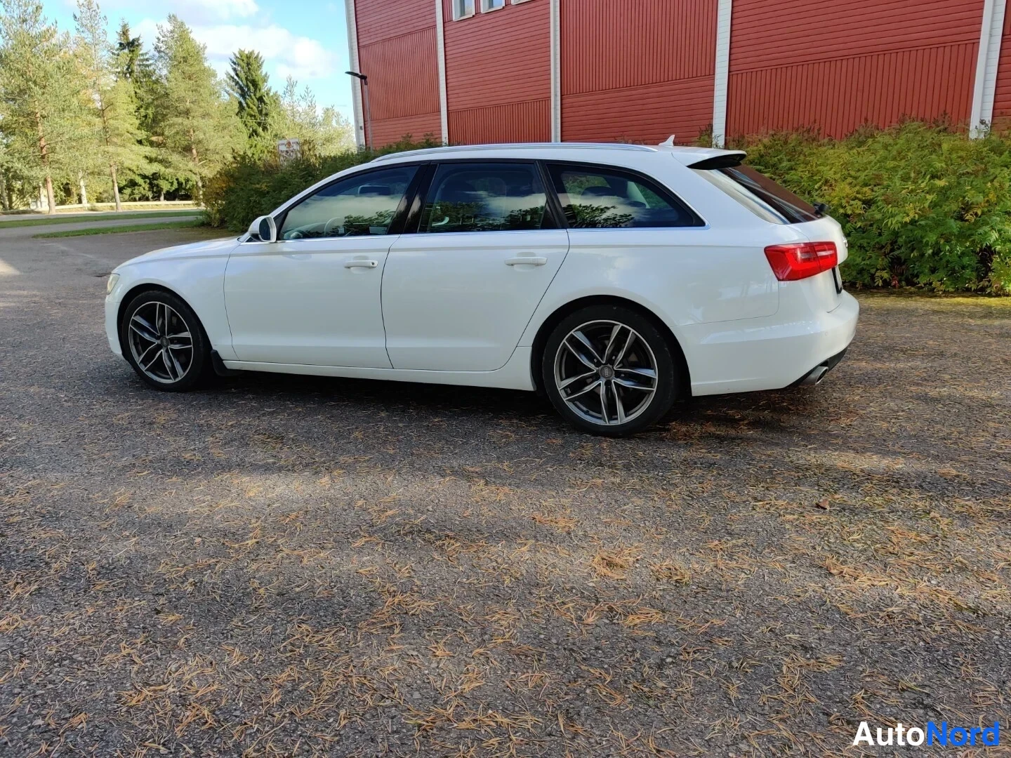 Valkoinen Audi A6 Avant 2013, takaviisto, kuva 14