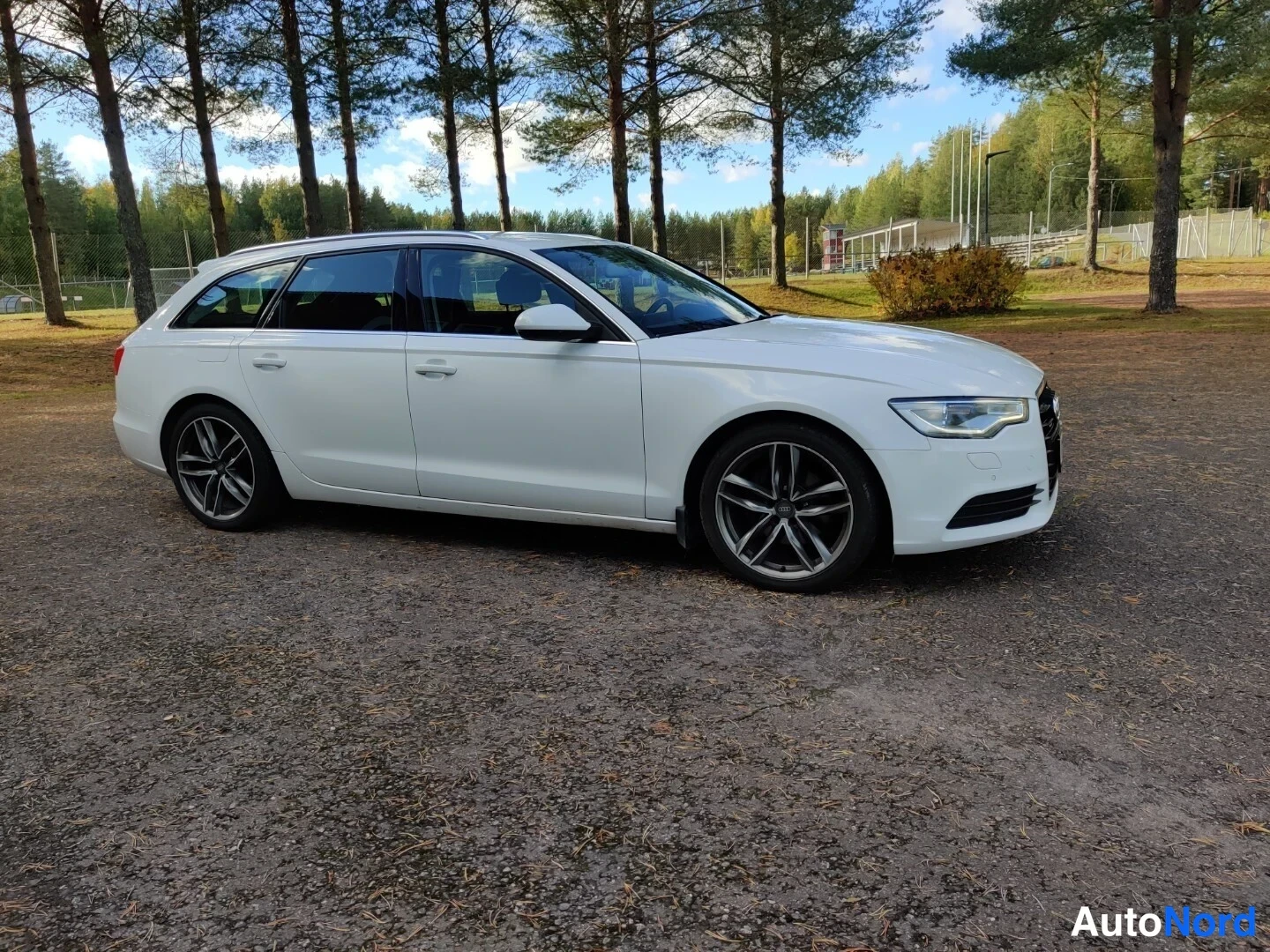 Valkoinen Audi A6 Avant 2013, etuviisto, keula oikealle, kuva 10