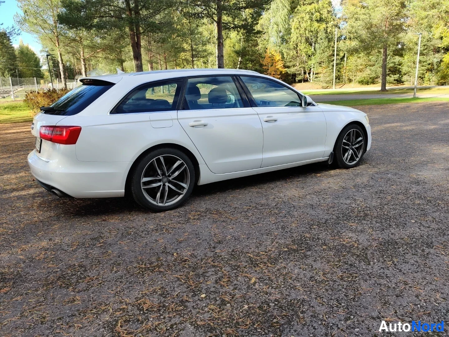 Valkoinen Audi A6 Avant 2013, takaviisto, kuva 16