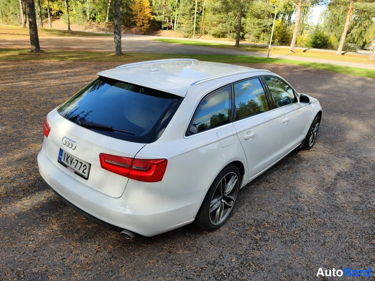 Valkoinen Audi A6 Avant 2013, takaviisto, kuva 17