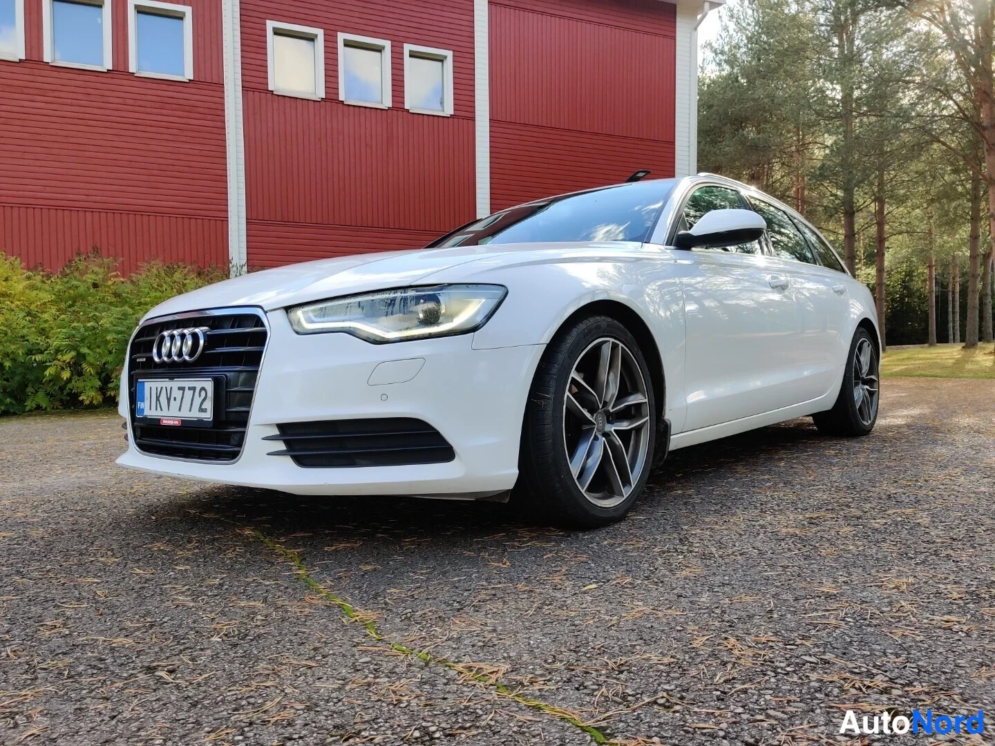 Valkoinen Audi A6 Avant 2013, etuviisto, keula vasemmalle, kuva 2