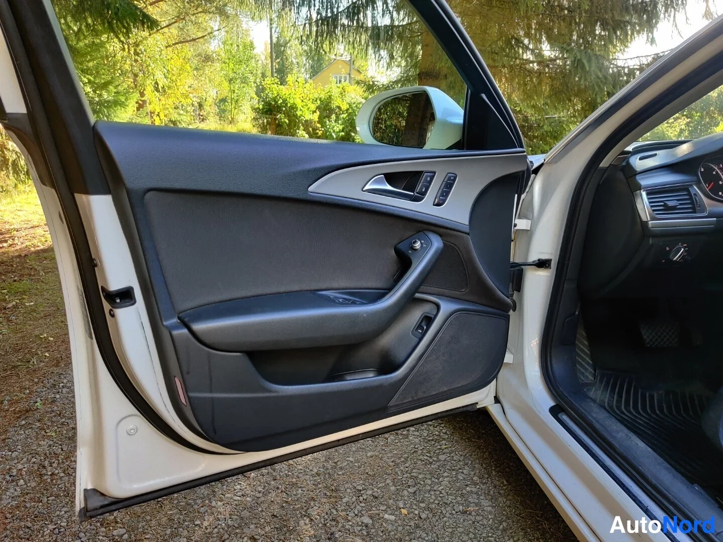 Valkoinen Audi A6 Avant 2013, ohjaamo, kuva 24