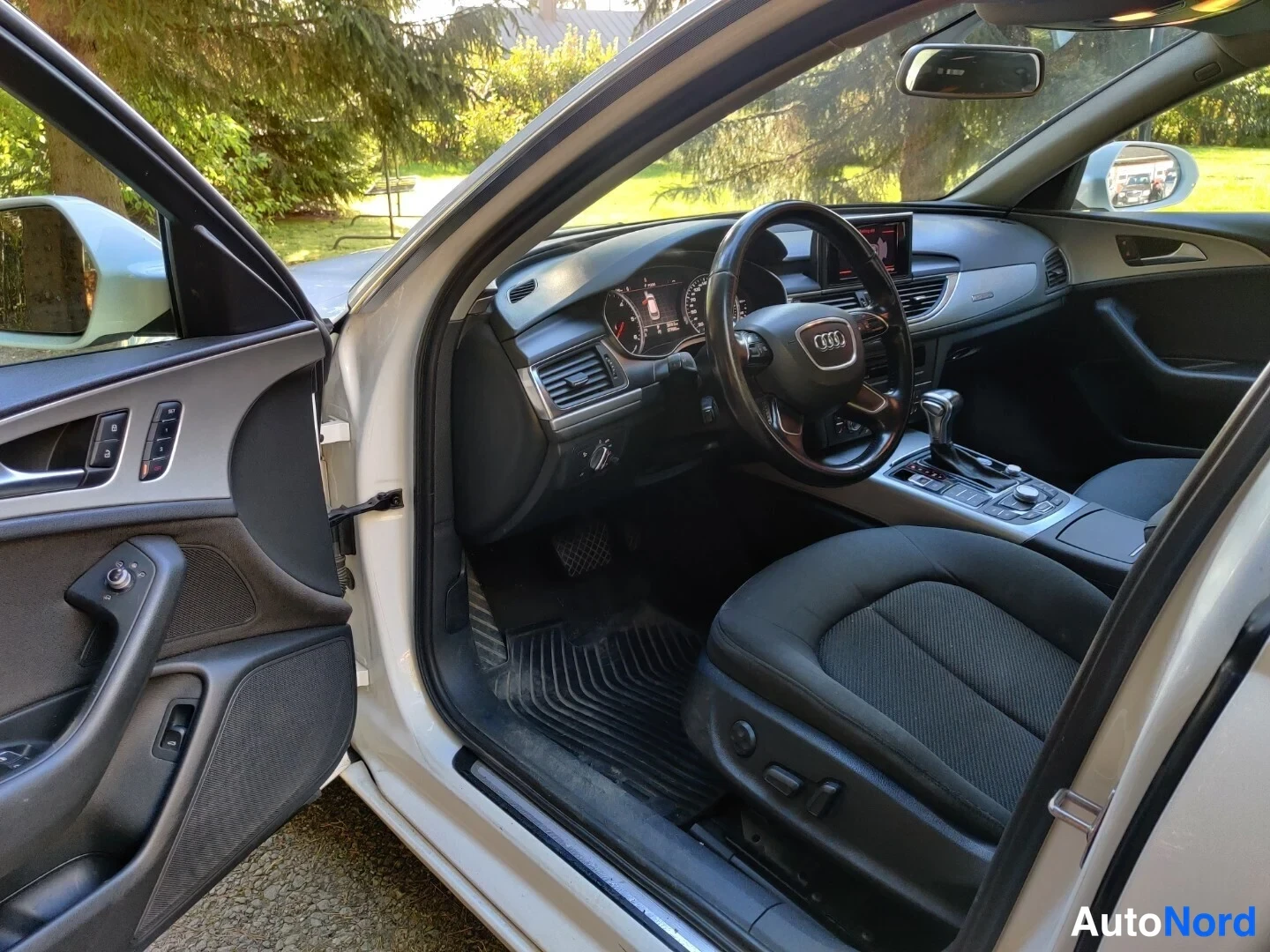 Valkoinen Audi A6 Avant 2013, ohjaamo, kuva 25