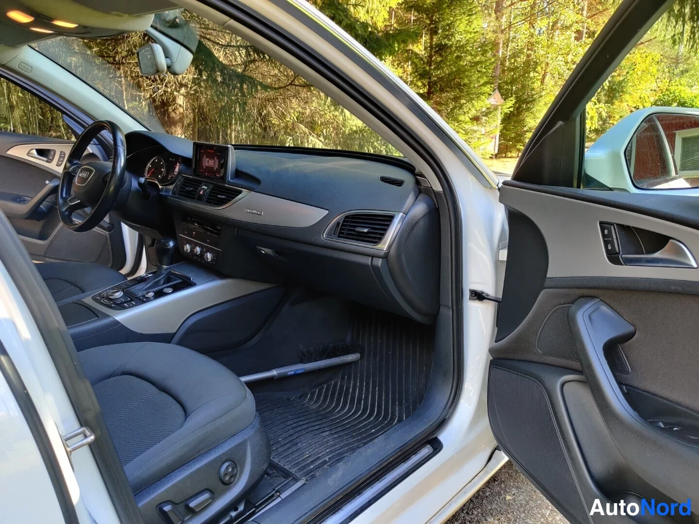 Valkoinen Audi A6 Avant 2013, ohjaamo, kuva 28