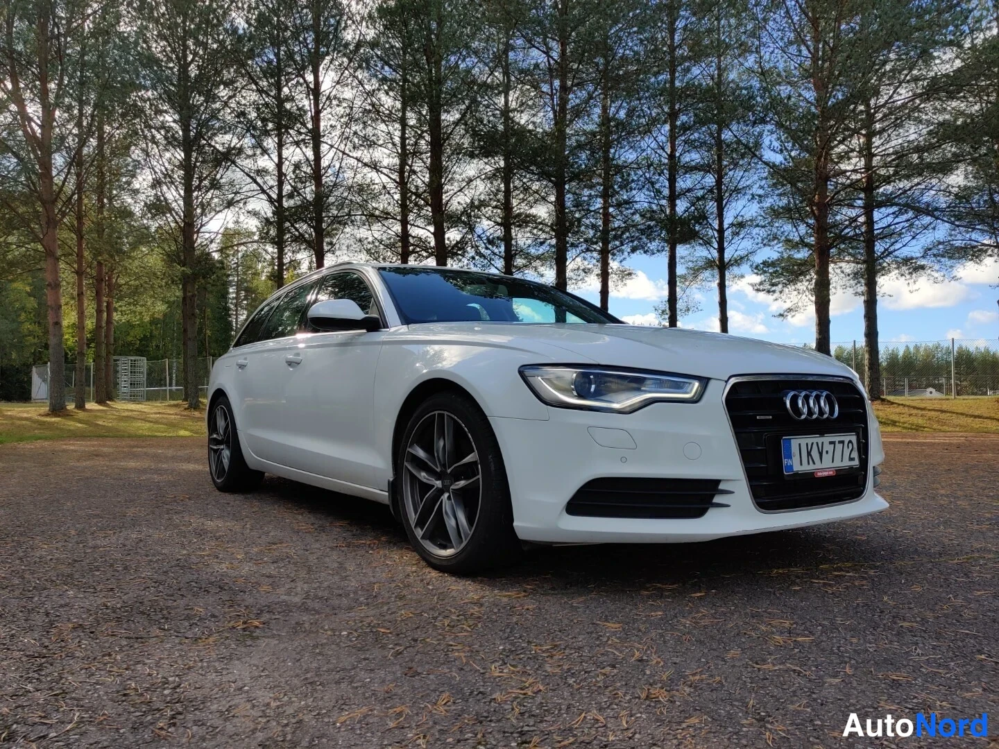 Valkoinen Audi A6 Avant 2013, etuviisto, keula oikealle, kuva 7