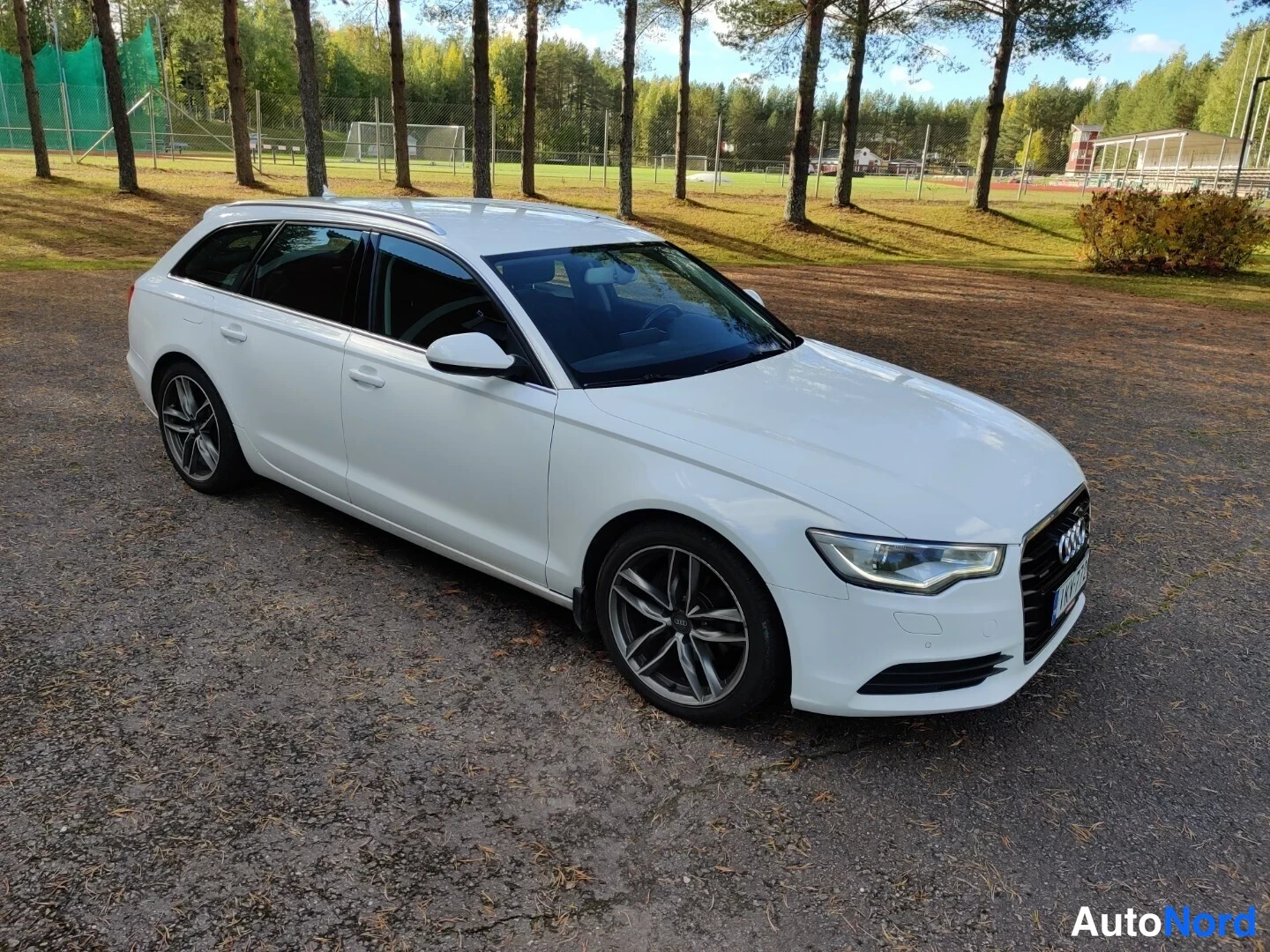 Valkoinen Audi A6 Avant 2013, etuviisto, keula oikealle, kuva 9