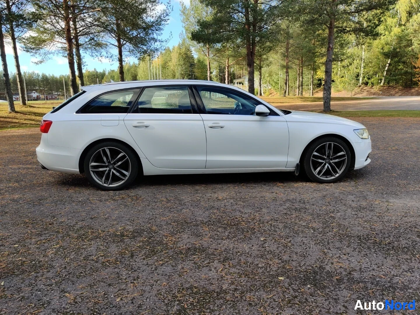 Valkoinen Audi A6 Avant 2013, sivulta, kuva 13