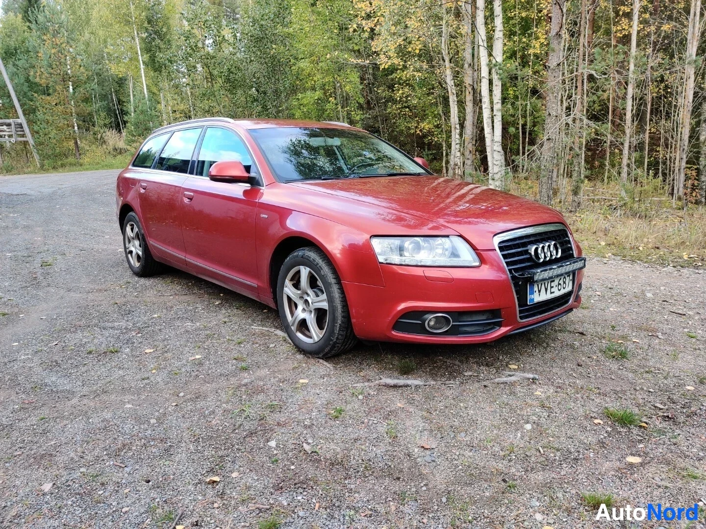 Röd Audi A6 Avant 2010, snett framifrån, fronten åt höger, bild 5