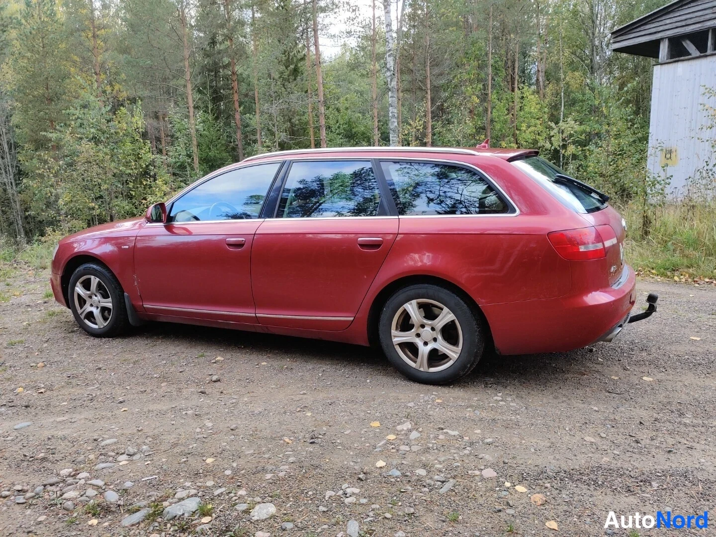 Röd Audi A6 Avant 2010, snett bakifrån, bild 13