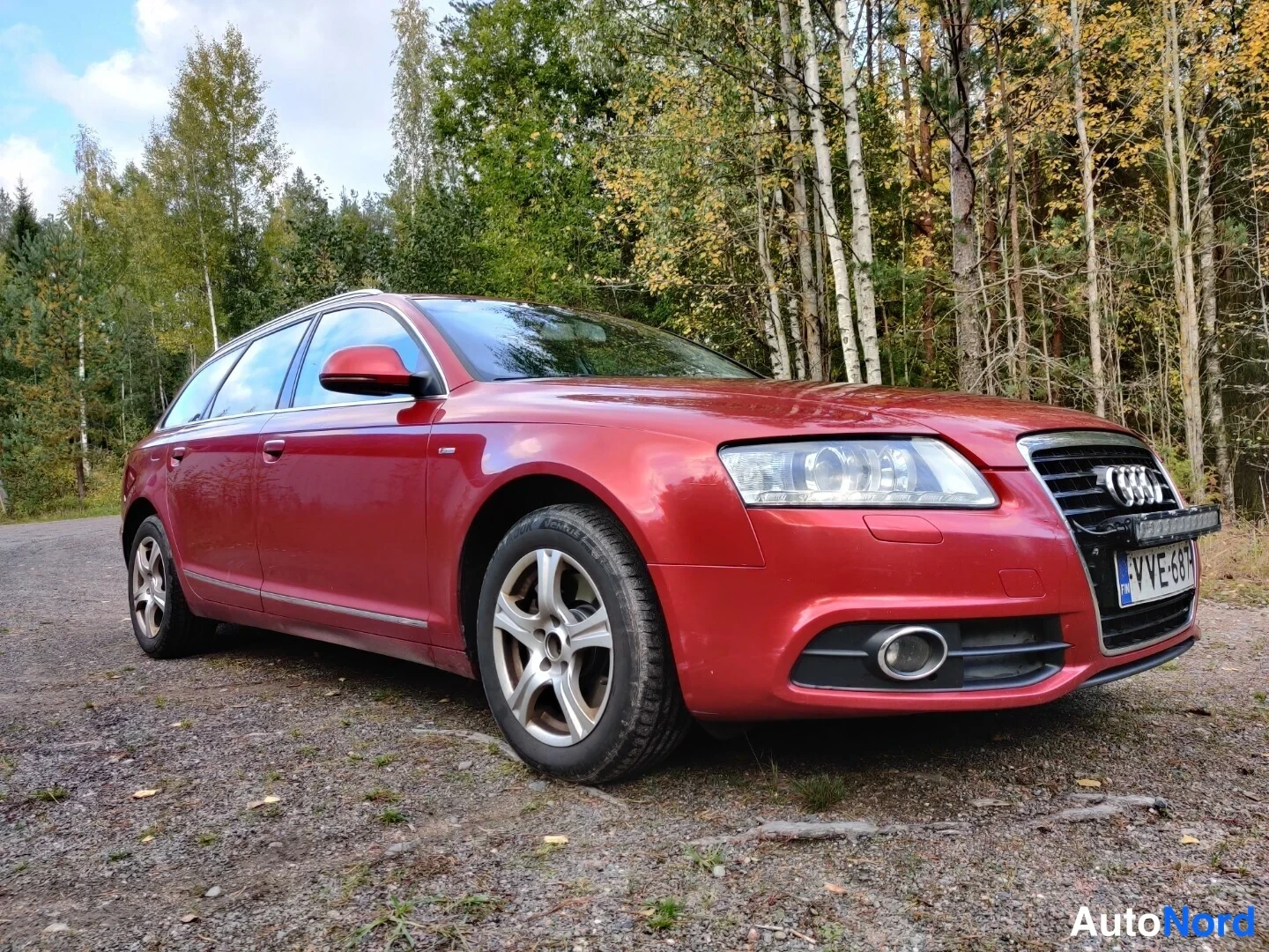 Röd Audi A6 Avant 2010, snett framifrån, fronten åt höger, bild 6