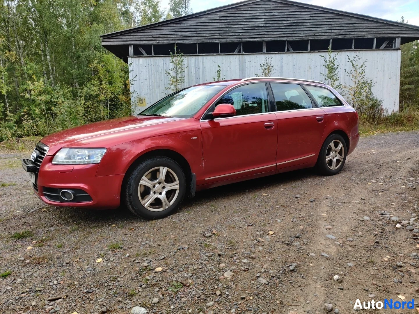 Röd Audi A6 Avant 2010, snett framifrån, fronten åt vänster, bild 4