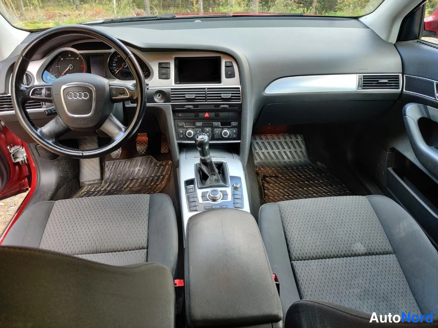 Röd Audi A6 Avant 2010, förarplats, bild 24