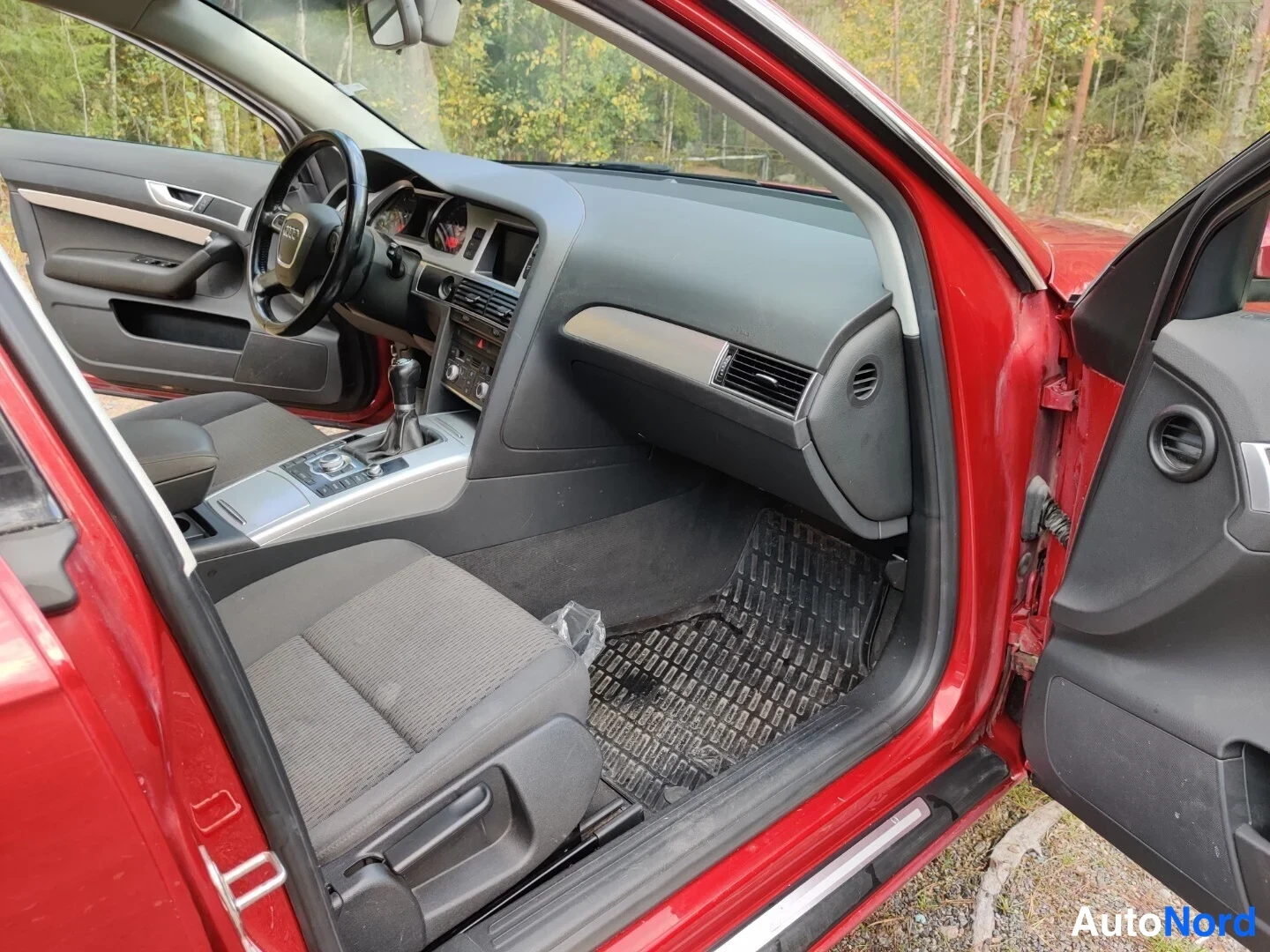 Röd Audi A6 Avant 2010, förarplats, bild 23