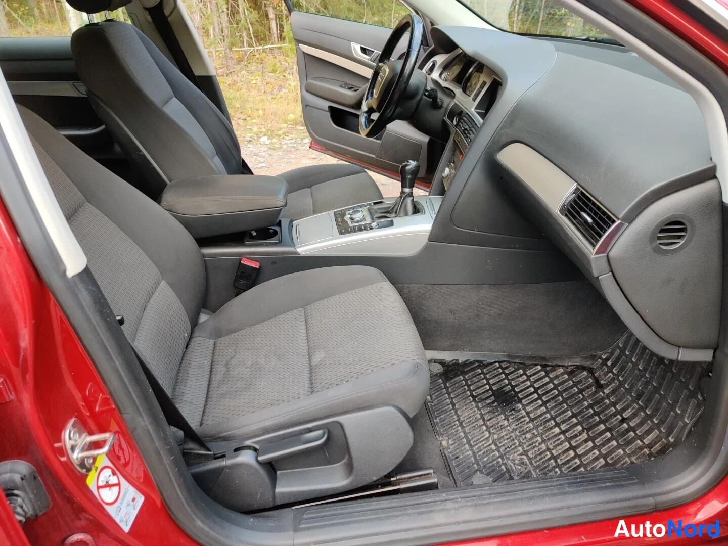 Röd Audi A6 Avant 2010, framsäten, bild 25