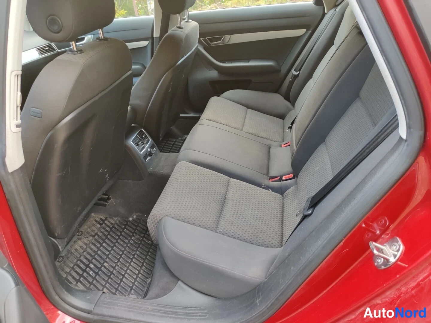 Röd Audi A6 Avant 2010, baksäten, bild 26
