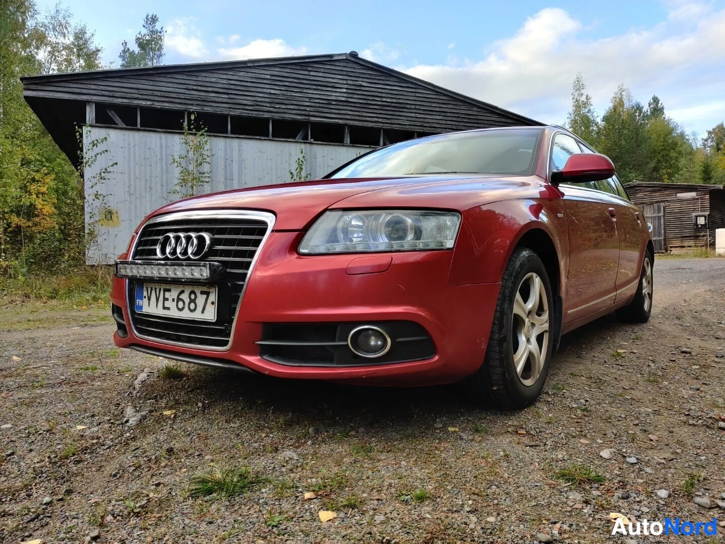 Röd Audi A6 Avant 2010, snett framifrån, fronten åt vänster, bild 3
