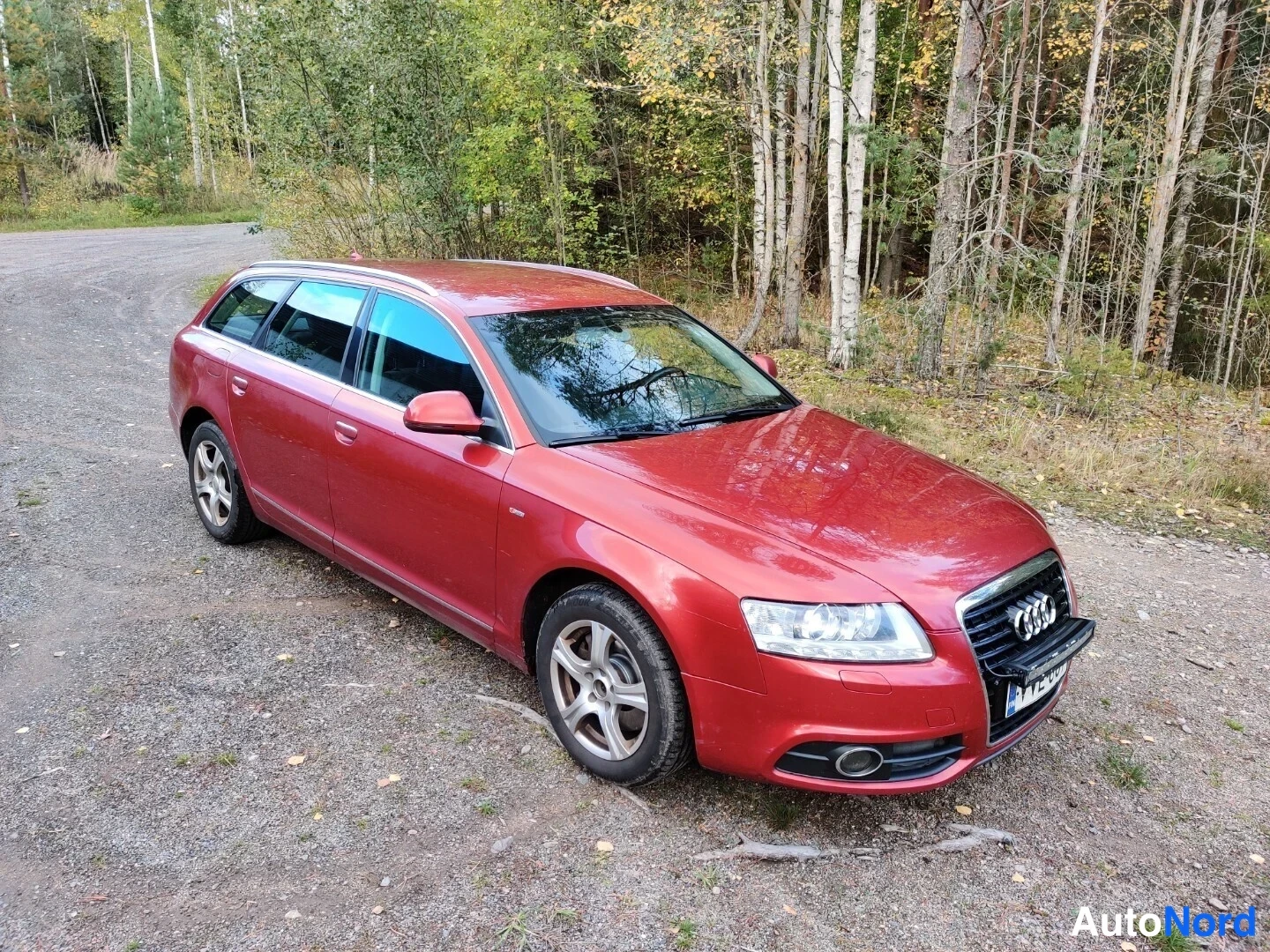 Röd Audi A6 Avant 2010, snett framifrån, fronten åt höger, bild 7