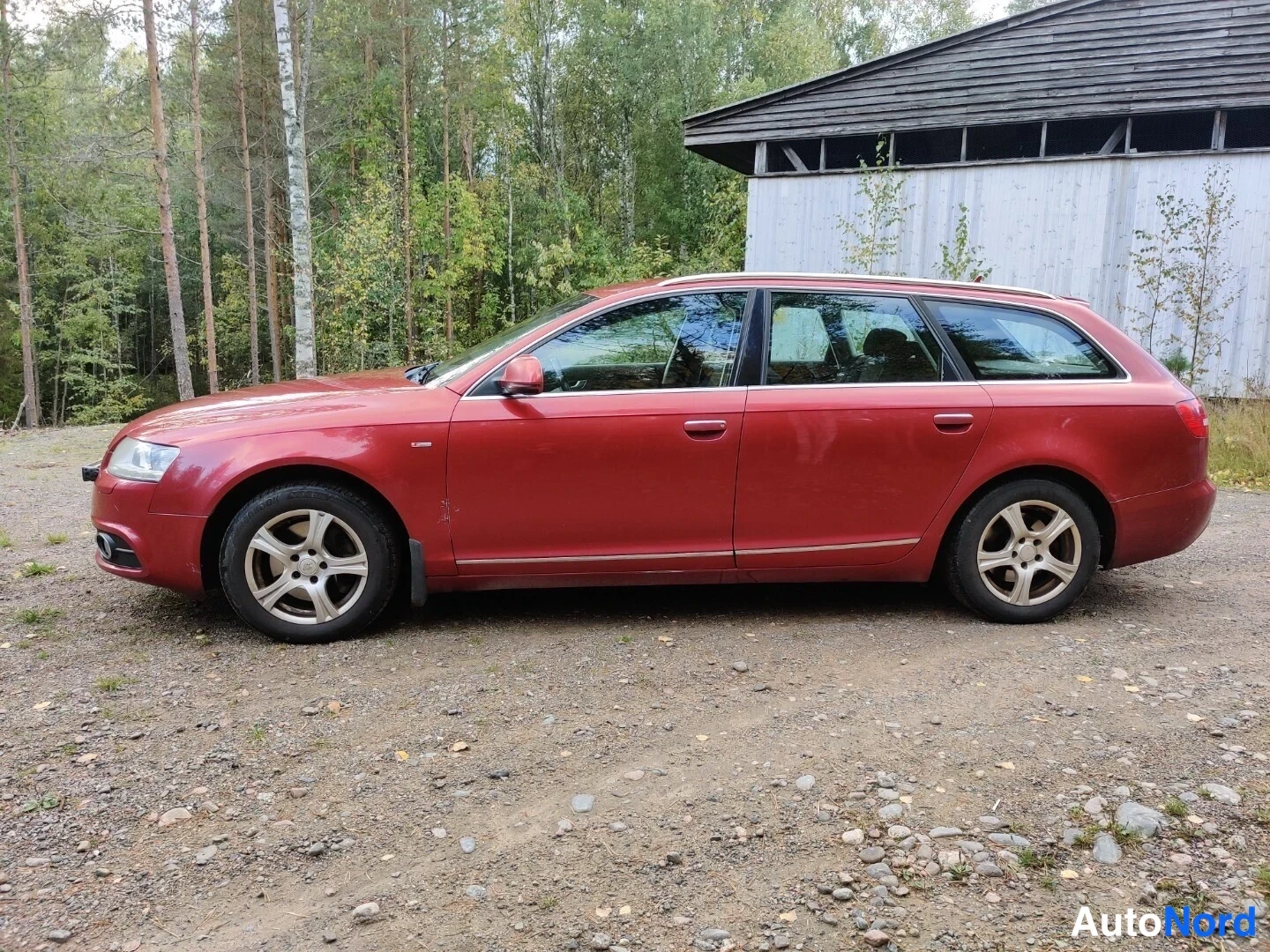 Röd Audi A6 Avant 2010, från sidan, bild 11
