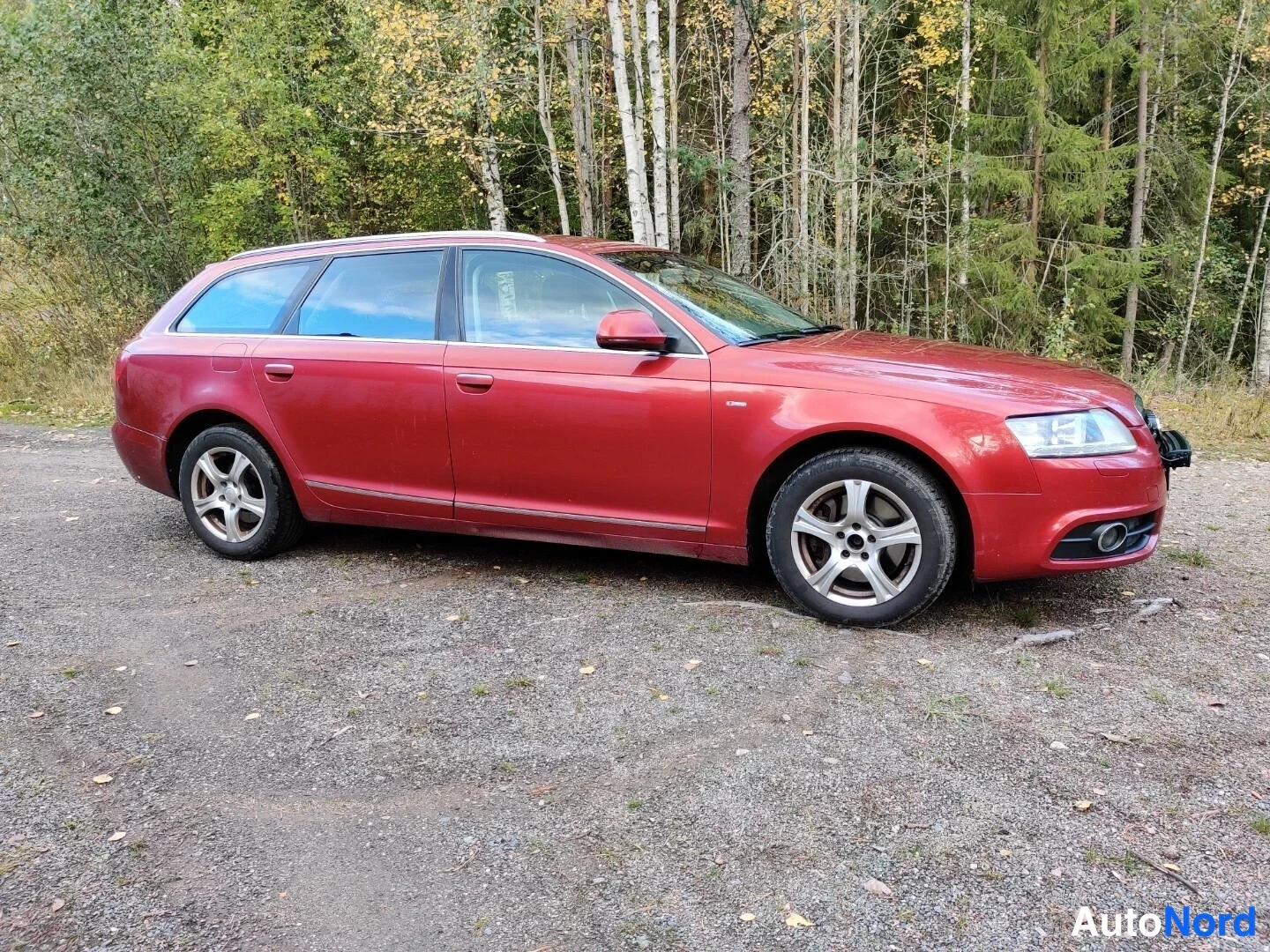 Röd Audi A6 Avant 2010, snett framifrån, fronten åt höger, bild 8