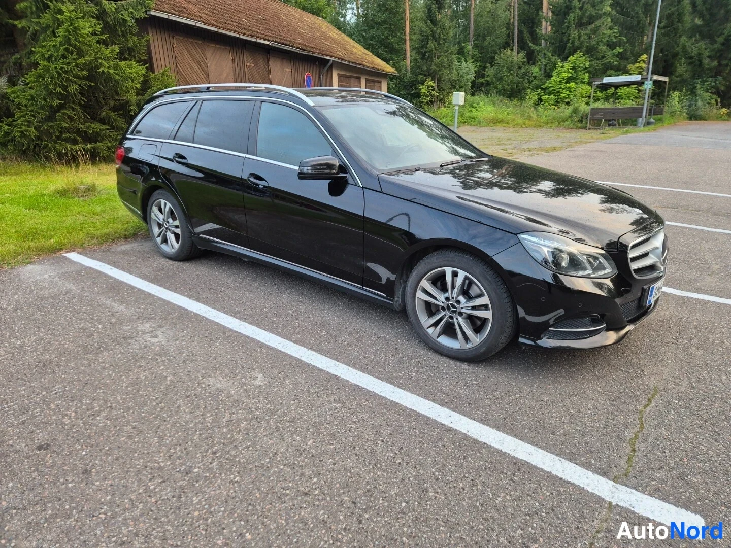 Musta Mercedes-Benz E 250 d 4MATIC 2013, etuviisto, keula oikealle, kuva 3