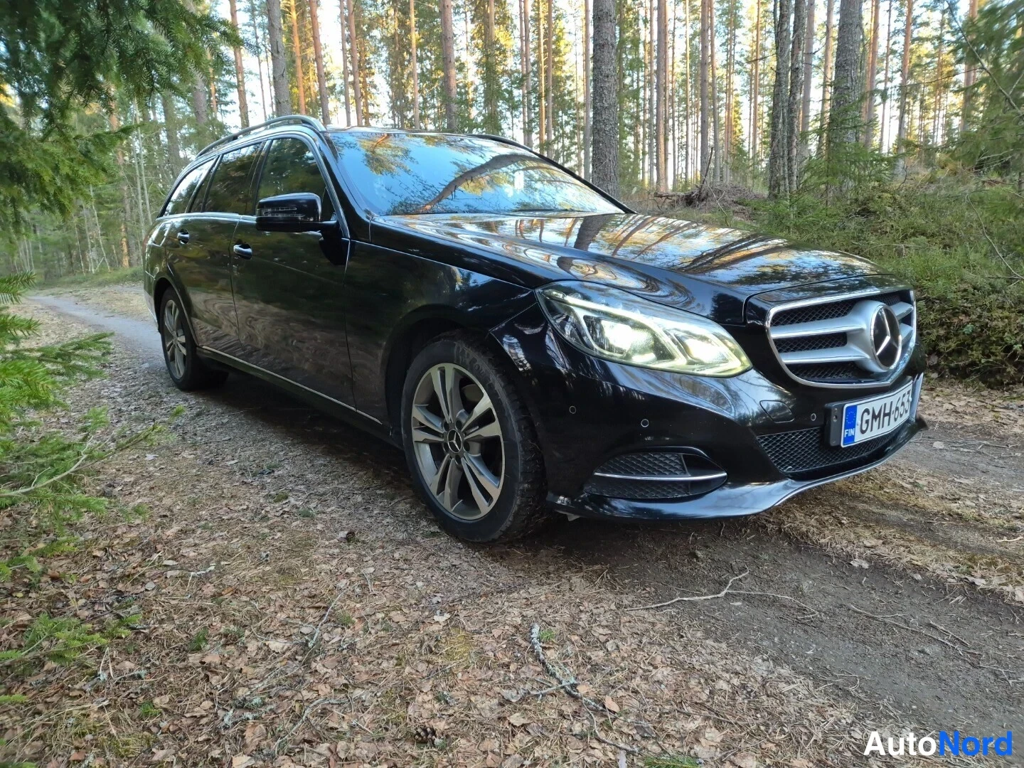 Musta Mercedes-Benz E 250 d 4MATIC 2013, etuviisto, keula oikealle, kuva 4