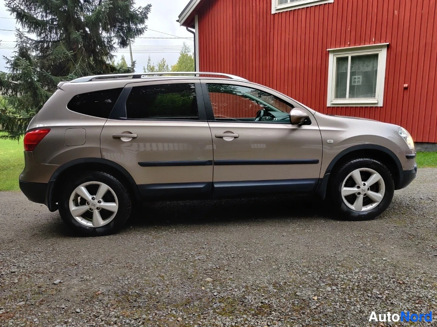 Beige Nissan Qashqai+2 2009, snett framifrån, fronten åt höger, bild 9