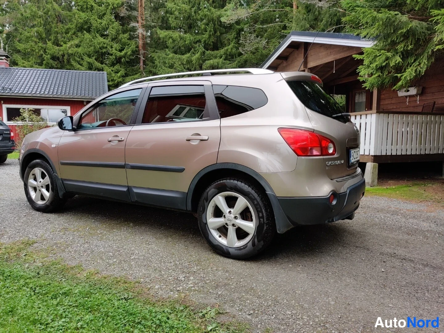 Beige Nissan Qashqai+2 2009, snett bakifrån, bild 15
