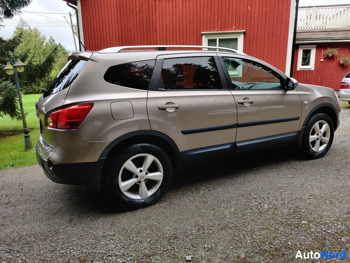 Beige Nissan Qashqai+2 2009, snett bakifrån, bild 16