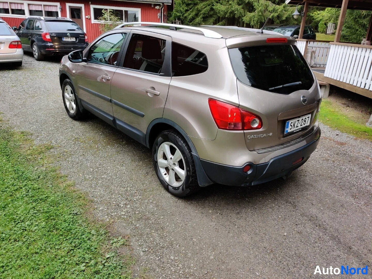 Beige Nissan Qashqai+2 2009, snett bakifrån, bild 17